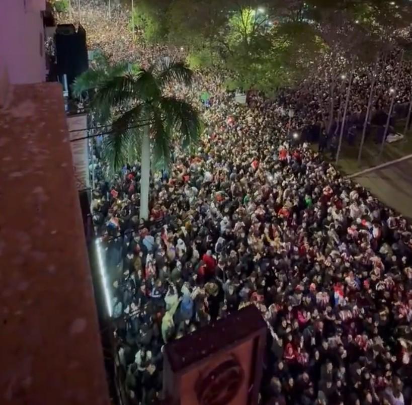 开云官方网站-时隔十六年再度晋级世界杯，巴拉圭街头夜晚万人空巷进行庆祝