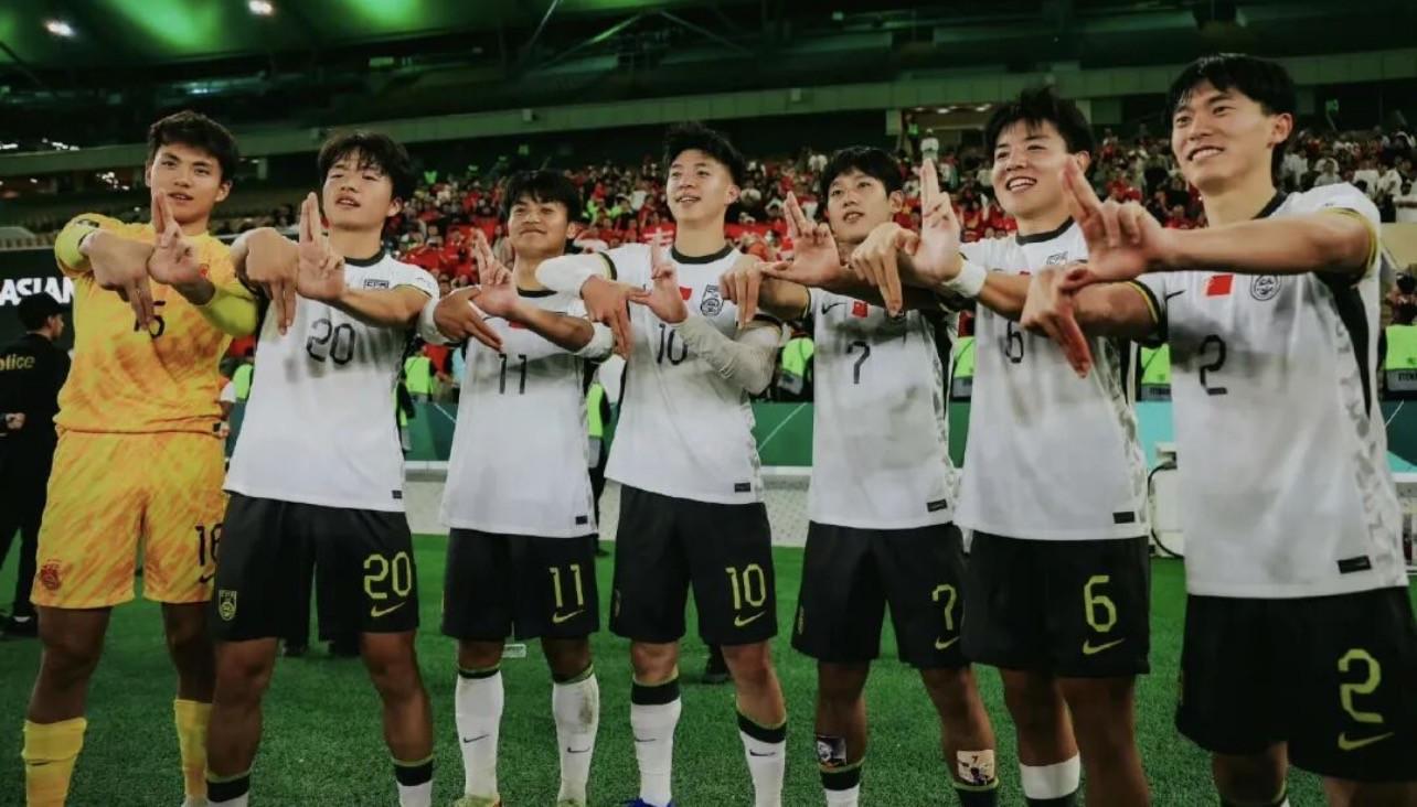 梦幻联动，U23球员赛后比出说唱组合C-BLOCK的以下范上手势