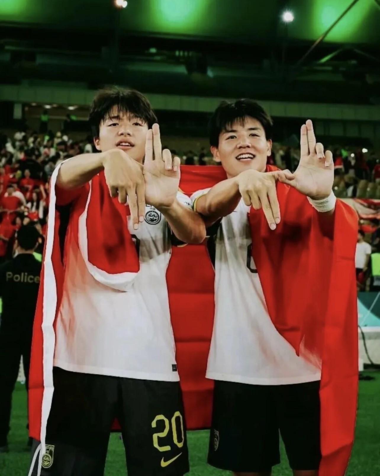 梦幻联动，U23球员赛后比出说唱组合C-BLOCK的以下范上手势