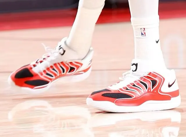 开云登录入口-独木难支！杜兰特穿着长岛路德高中配色KD18，空砍31分5抢断