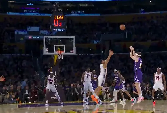 开云登录入口-里夫斯末节一个人打出8-0反超76人，湖人全场球迷高喊MVP